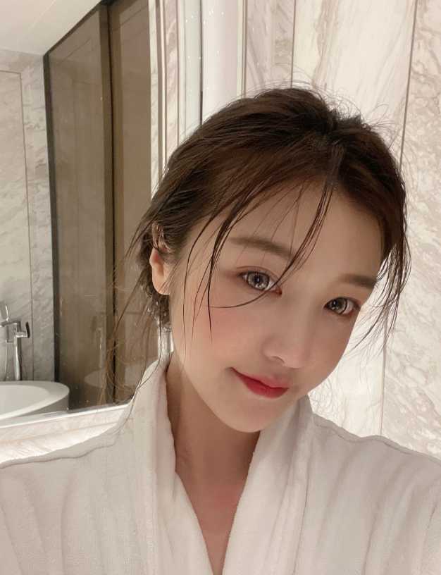 勾魂女神肤白貌美腿长又细，站着后入极品炮架