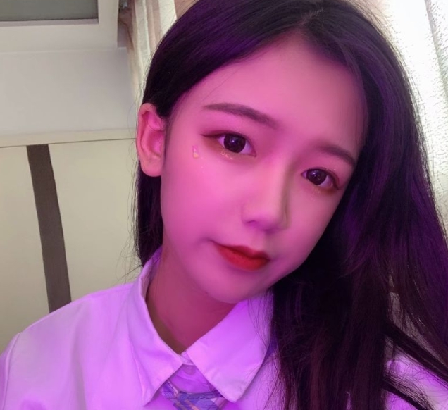 杭州诱人丝袜小妹刚下海 希望狼友多多照顾