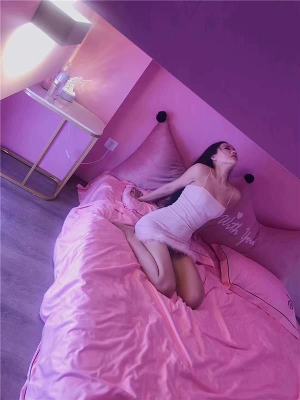 风韵十足，旧社会风味，穿衣打扮非常有感觉